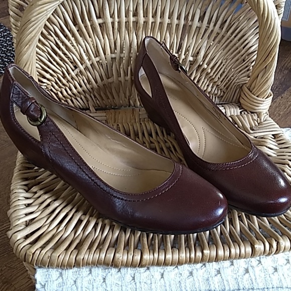 Naturalizer Shoes - Naturalizer US9M leather heels brown colored